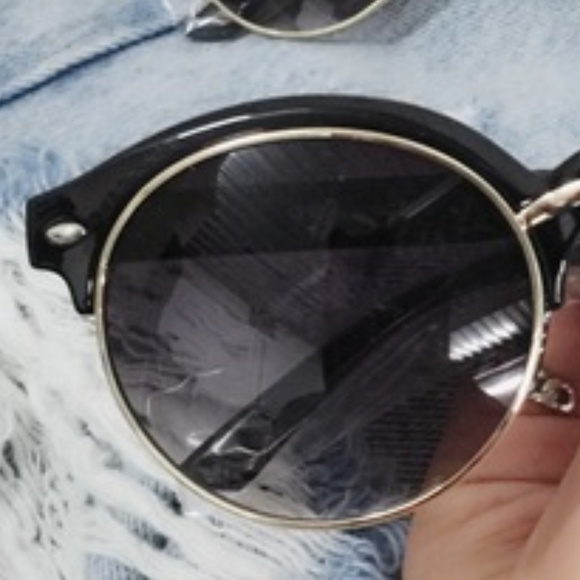 Urban Round Sunglasses; Black - Picture 5 of 7